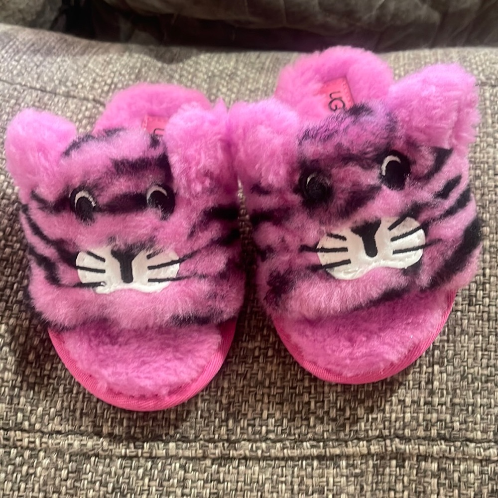 Adorable UGG slippers for your little one Get these toddler size 8 UGG slippers